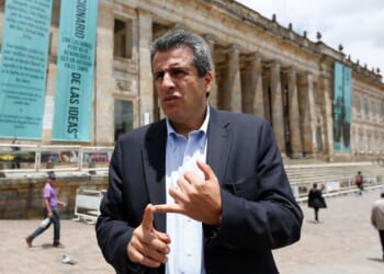 Colombian prosecutors charge 2 ex-Cabinet members of bribing lawmakers for their votes