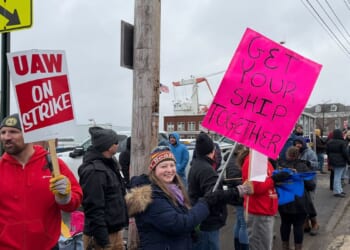 Navy shipyard workers approve a contract deal with Bath Iron Works, ending weeklong strike