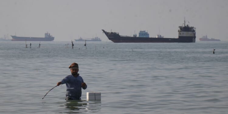 U.S. will ‘guide’ stranded ships from Strait of Hormuz, starting on Monday