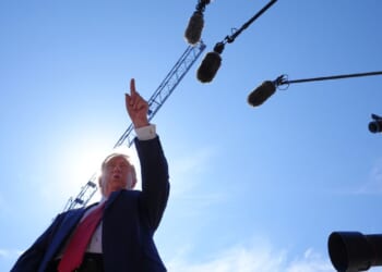Trump shows press construction site of his new ballroom