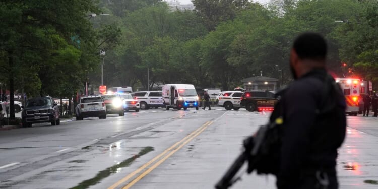 Suspect dead after opening fire near White House security checkpoint, Secret Service says
