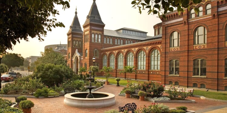 Smithsonian bypasses new site vote for Latino museum, stirs criticism