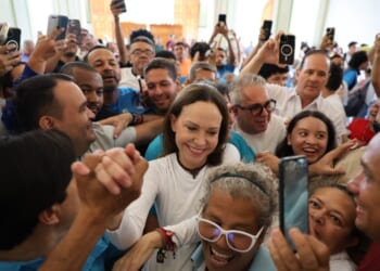 Exiled opposition leader returns to Venezuela amid leadership crisis