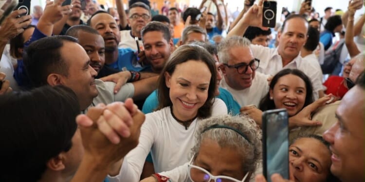 Exiled opposition leader returns to Venezuela amid leadership crisis