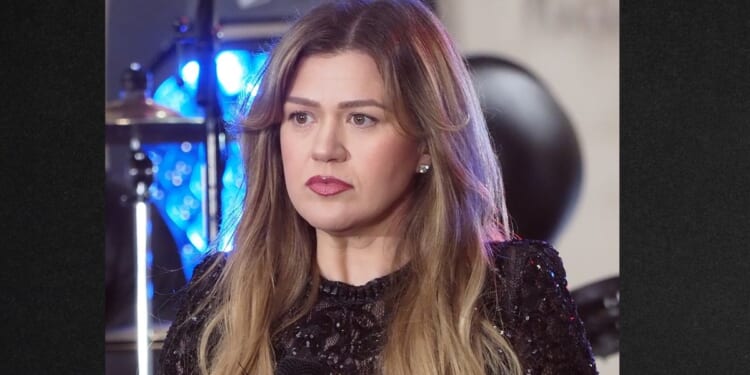 Kelly Clarkson's feud with a New York toy shop has reached new heights.