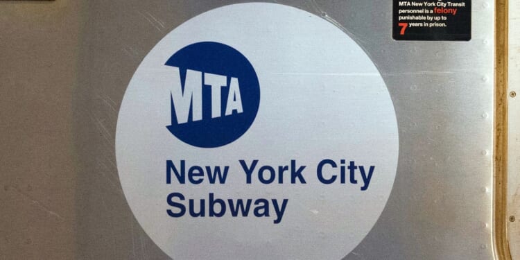 Man fatally shot inside Midtown Manhattan subway station; no arrests made