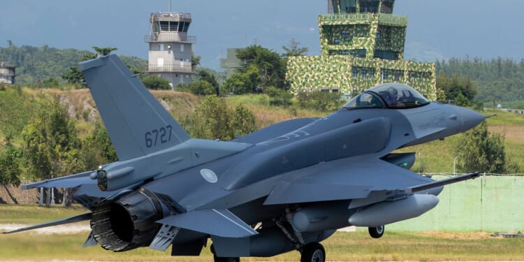 Taiwan receives 2 long-delayed U.S. F-16Vs and awaits additional fighter jets